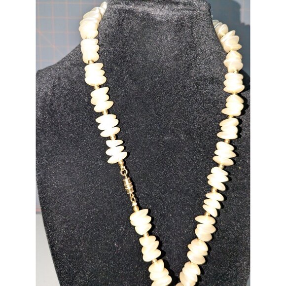 Vintage Victorian Long Cream Shell Bead Necklace Barrel Screw Clasp - Picture 5 of 7